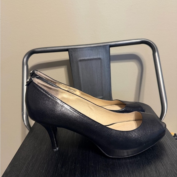 Michael Kors Elegant Black Peep Toe Heels - Picture 3 of 12